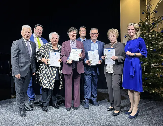 Bürgermeister Johann Zeiner, Vizebürgermeisterin Michaela Haidvogel, geschäftsführender Gemeinderat Markus Waldner und Gemeinderat Michael Capek gratulierten zur Verleihung des Ehrenrings der Marktgemeinde Maria Enzersdorf an Anneliese Mlynek, Christine Auer, Harald Schuh und Rosa Swirak. | Foto: Marktgemeinde Maria Enzersdorf