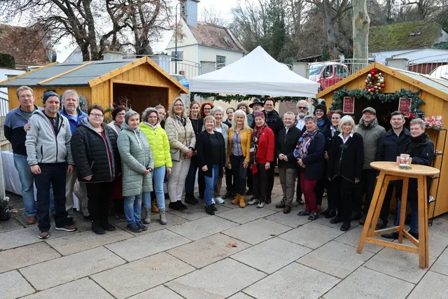 Organisatorin GGR Daniela Schodt (6.v.r.; ÖVP), Vizebürgermeister Eduard Sanda (9.v.r.; ÖVP) und Bürgermeister Bernhard Heinl (10.v.r.; ÖVP) mit weiteren Gemeinderätinnen, Gemeinderäten und allen Ausstellerinnen und Ausstellern. | Foto: Marktgemeinde Michelhausen