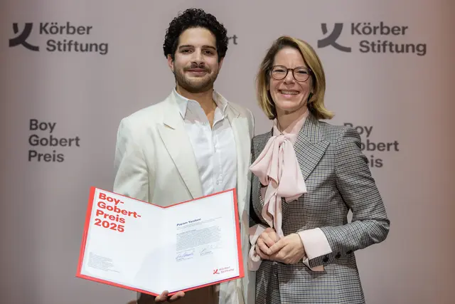 Preistraeger Payam Yazdani, Boy Gobert Preis 2025 und Eva Nemela, Vorstand Körber-Stiftung | Foto: Foto_Krafft Angerer