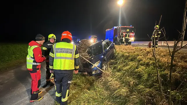 Der verunfallte Pkw kam rechts von der Fahrbahn ab und prallte gegen den Wildschutzzaun. | Foto: Doku-NÖ