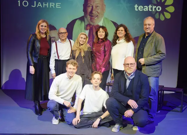Landtagsabgeordnete Marlene Zeidler-Beck, Norberto Bertassi, Lili Beetz, Bürgermeisterin Silvia Drechsler, Gemeinderätin Susanne Bauer-Rupprecht, Stadtrat Markus Gilly (stehend von links), David Mannhart, Timo Petz und Kultur-Stadtrat Stephan Schimanowa (hockend von links) bei der Premiere der Weihnachtsgeschichte in der Stadtgalerie. | Foto: Bernhard Garaus