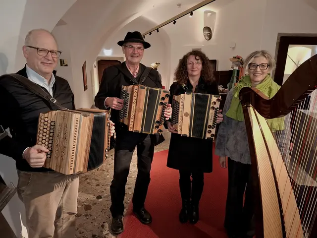 Markus Pöcksteiner, Gerhard und Veronika Müller, Randegg, Elisabeth Grissenberger, Gresten. Beim „Musikalischen Adventkalender“ in Grein spielte am 9. Dezember die „Mostviertler Stubmtischmusi“ auf. Der TSV Meisl Grein schenkte aus. 
