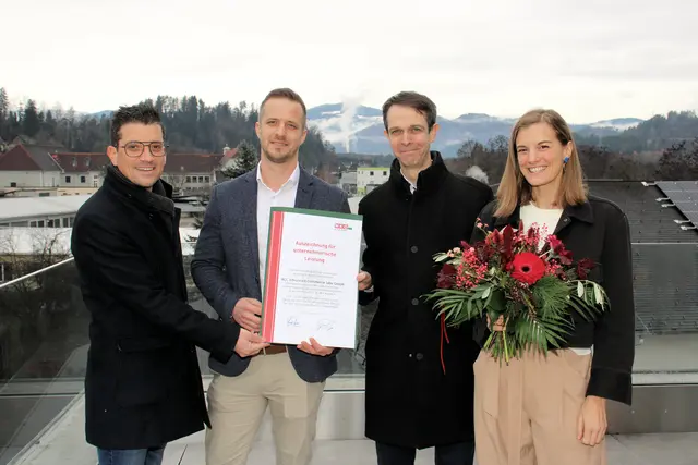 Clarissa Lehner, Bernhard Erkinger und Sascha Zierler mit WKO-Regionalstellenleiter Lukas Kalcher | Foto: Cescutti