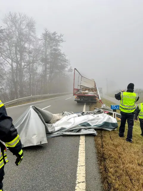 Feuerwehr und Abschleppdienst arbeiten an der Bergung der Fahrzeuge. | Foto: FF Pulkau
