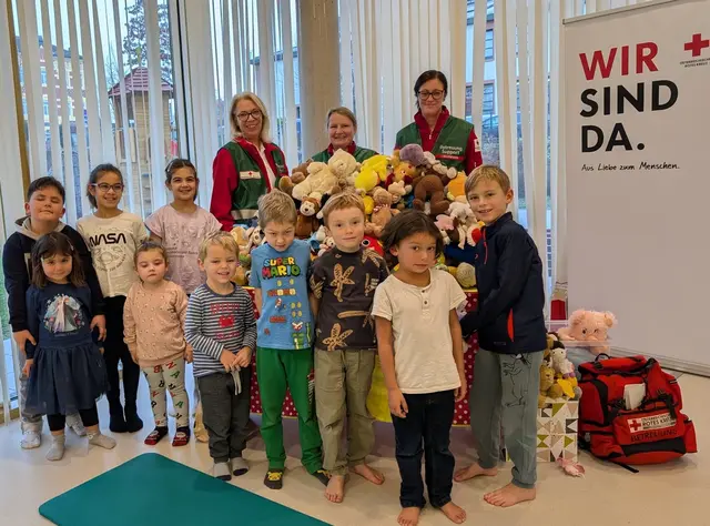 Das Kriseninterventionsteam des Roten Kreuzes Schärding freute sich über die vielen Stofftier-Spenden der Kinder. | Foto: FIM Schärding
