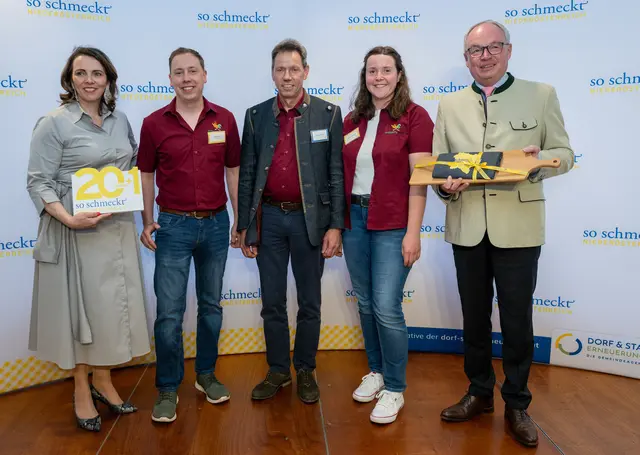 Setzen sich für regionale Qualität ein v.l.: SSNÖ-Leiterin Elisabeth Harreither-Pramreiter, Raphael Stöger, Wolfgang Stöger, Stefanie Jechsmayr und LH-Stv. Stephan Pernkopf. | Foto: NLK Filzwieser