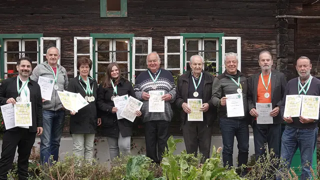 Die prämierten Imkerinnen und Imker: Roland Schmidt, Gerald Haumer, Anna Aldrian, Nadine Robier, Werner Kolleritsch, Helmut Theußl, Dieter Kislinger, Gerfried Schmidt, Manfred Aldrian (v.l.) | Foto: Bienenzuchtverein Bad Schwanberg