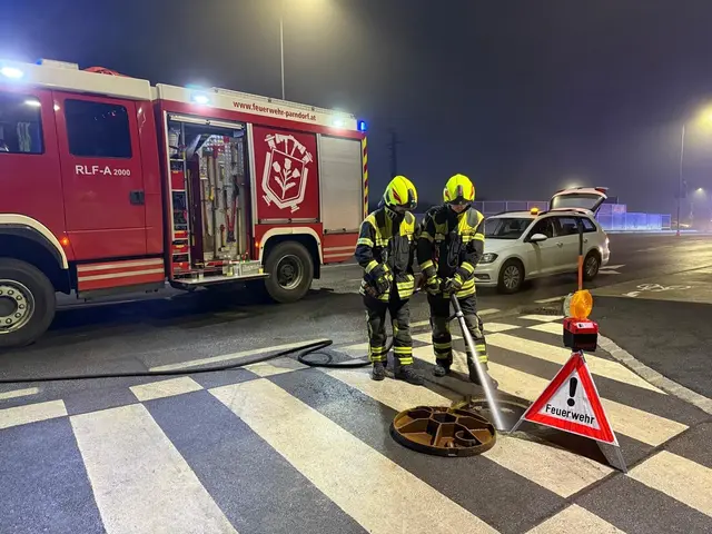 Die gebündelten Einssatzkräfte sind weiterhin mit der vollständigen Beseitigung beschäftigt. | Foto: FF Parndorf