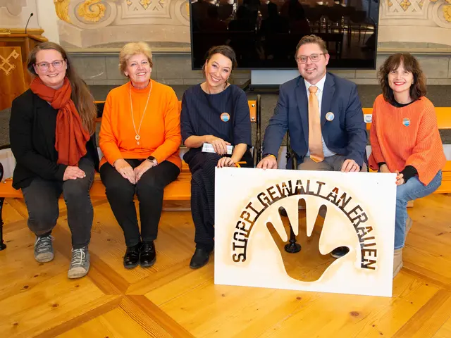 Stadträtin Sandra Hörmann, Stadträtin Beatrix Leeb gemeinsam mit Schauspielerin Ursula Strauss, Direktor des Stiftgymnasiums Melk Johannes Eichhorn und Gemeinderätin Birgit Zöchling bei der Veranstaltung im Stiftsgymnasium Melk (v.l.).
 | Foto: Stadtgemeinde Melk/Constanze Schedlmayer