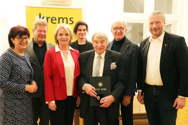 Vertreter:innen der Stadtpolitik gratulierten Günter Krejs zur Auszeichnung: v.li.n.re.: Gemeinderätin Christa Eberl, Stadtrat Helmut Mayer, Vizebürgermeisterin Eva Hollerer, Laudatorin Elisabeth Fabian, Geehrter Günter Krejs, Stadtrat Günter Herz und Bürgermeister Peter Molnar | Foto: Stadt Krems