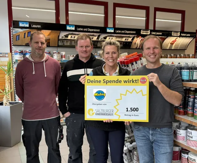 Die Malag-Mitarbeiter Ronald Stauffer und Christian Rehrl mit Malermeisterin Silvia Sebela-Stundner bei der Spendenübergabe mit Dominik Steinbichler von der Salzburger Kinderkrebshilfe (rechts). | Foto: Malag