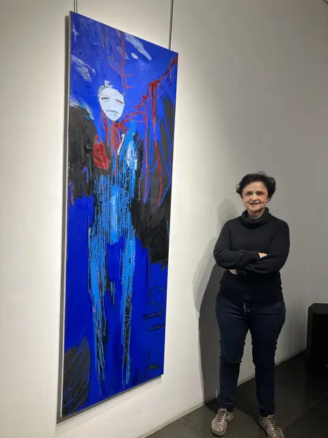 Die Künstlerin mit ihrem Werk | Foto: Stockmann