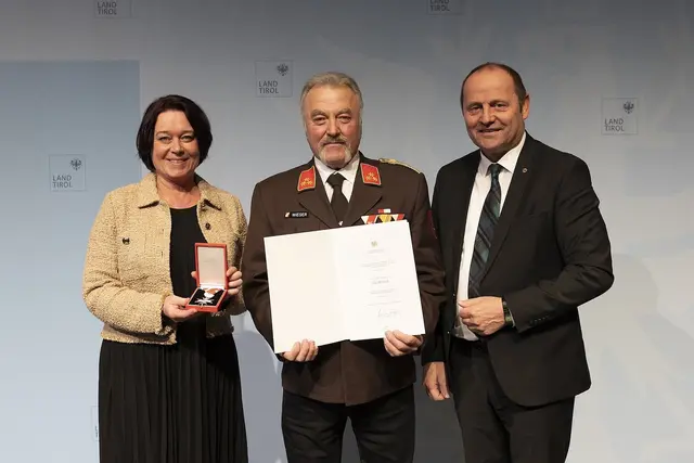 Der ehemalige Langzeit-Kommandant der FF Gries, Alois Wieser, bekam das Silberne Verdienstzeichen der Republik Österreich überreicht. | Foto: Land Tirol/Sedlak