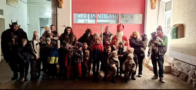 Besuch von Nikolaus und Krampus beim Adventumtrunk des Verschönerungsverein Stuben. | Foto: Tanja Stöckl 