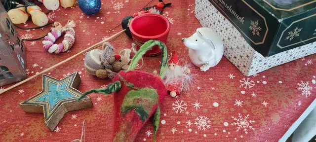 Ob Kerzen, Anhänger, Keramikfiguren, gefilztes, aus Glas, Holz oder Plastik - Weihnachtsdeko aller Art ist willkommen. Nur gut erhalten sollte sie sein.  | Foto: sabrina moriggl
