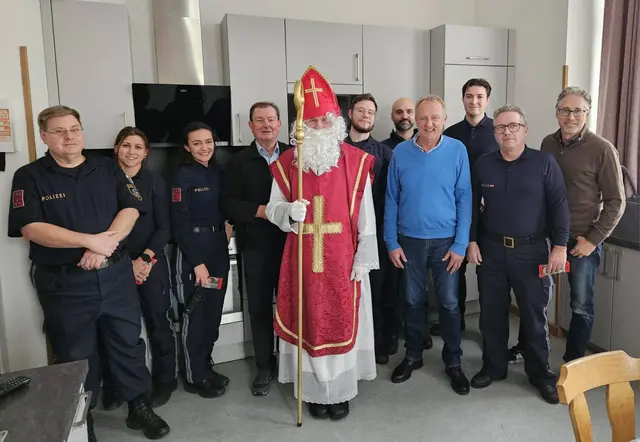 Nikolo-Besuch auf der Polizeidienststelle Wiener Neudorf. | Foto: Marktgemeinde Wiener Neudorf