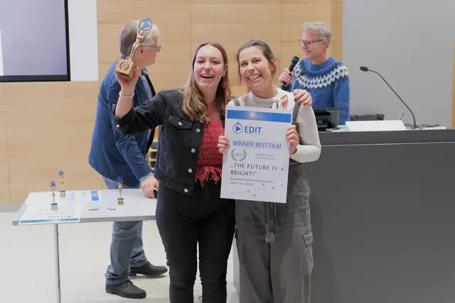 Elisabeth Aigner und Dorothe Thalhammer zeigen sich sichtlich erfreut über die Auszeichnung ihres Films. | Foto: Dietmar Enne