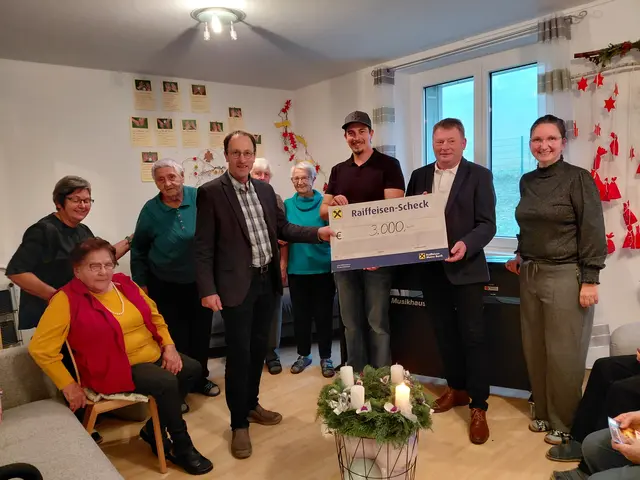 Bürgermeister Albert Stürmer (St. Johann), Spar-Chef Christian Hartl, Bürgermeister Hans Gattringer (St. Veit) und Juliane Fuchs (v. l.) mit älteren Menschen der Tagesbetreuung. | Foto: Gemeinde St. Johann