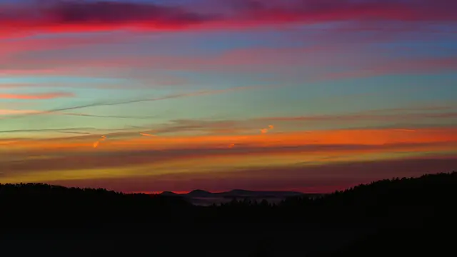 Wie gemalt: Der Abendhimmel zeigt sich dieser Tage oftmals in allen möglichen Farben.  | Foto: Karl Zettelbauer