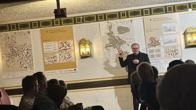 Bei der Präsentation des Dorfentwicklungsplans am 21. November 2025 im Mauterndorfer Festsaal mit anschließendem regen Austausch. | Foto: pjw