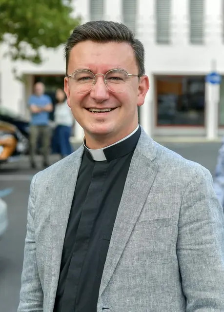 Pfarrer Krzysztof Kranicki kommt aus Polen, dort wird der Tisch am Weihnachtsabend traditionell immer für eine zusätzliche Person gedeckt. | Foto: Gerhard Pulsinger 