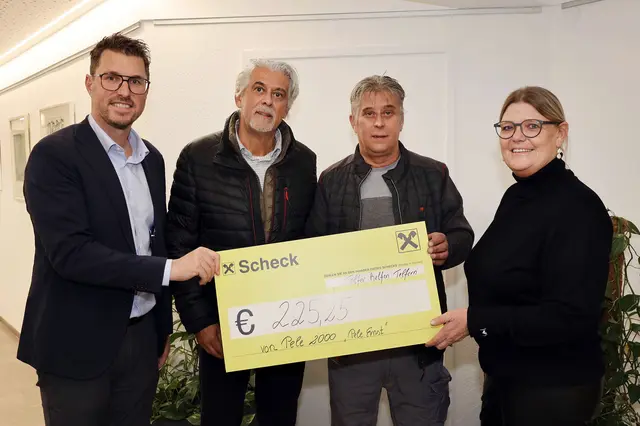 Der Hilfsverein „Telfer helfen Telfern“ durfte sich über eine großzügige Spende vom „Fußballclub Pele 2000“ freuen. Im Bild: ThT-Obmann Bgm. Christian Härting, Andreas und Christian Huber mit ThT-Kassierin Doris Schiller | Foto: MG Telfs/Hackl