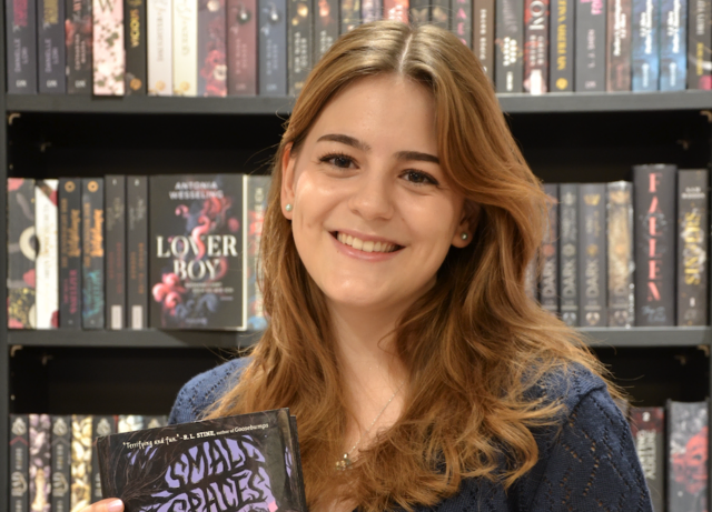 Das Portrait zeigt Ilayda Gani vor der Fantasy- und Jugendbuchwand in der Thalia Buchhandlung Südpark. | Foto: Agnes Mutschler