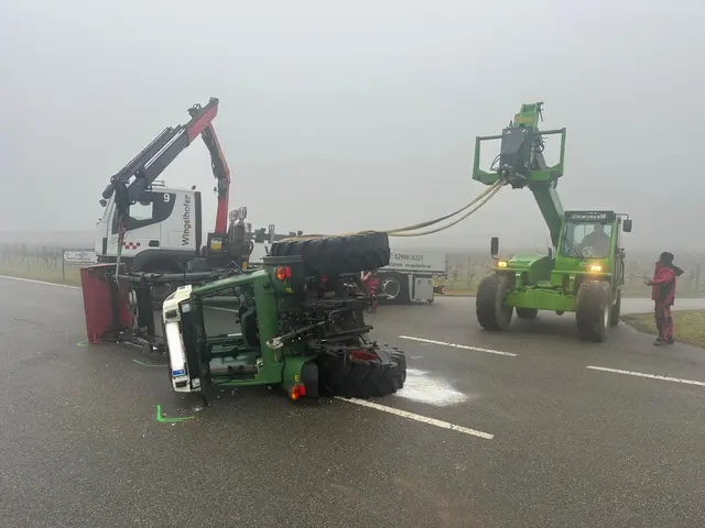 Der Traktor blieb nach dem Zusammenstoß seitlich im Kreuzungsbereich liegen. | Foto: FF Pulkau
