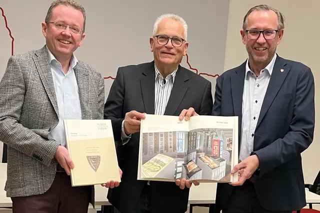 Gerhard Gstöttenbauer, Gottfried Kneifel und Bürgermeister Christian Deleja-Hotko präsentieren das Buch. 
 | Foto: Museumverein