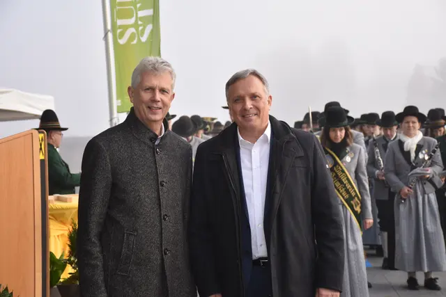 Vorstandsdirektor Josef Muchitsch mit Langzeitmitarbeiter Hans Sauer | Foto: MeinBezirk/W. Fischer
