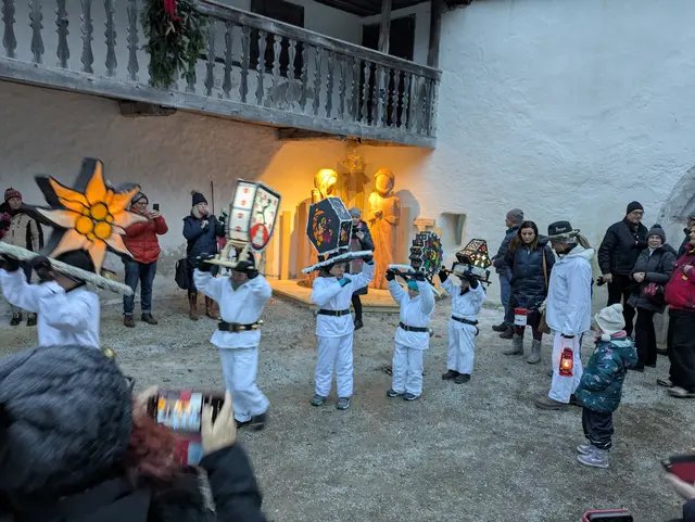 Eine Gruppe von 48 Seniorinnen und Senioren aus St. Pantaleon-Erla unternahm am 6. Dezember einen Ausflug zum Adventmarkt im Bergdorf Pürgg im Ennstal. | Foto: Strebitzer