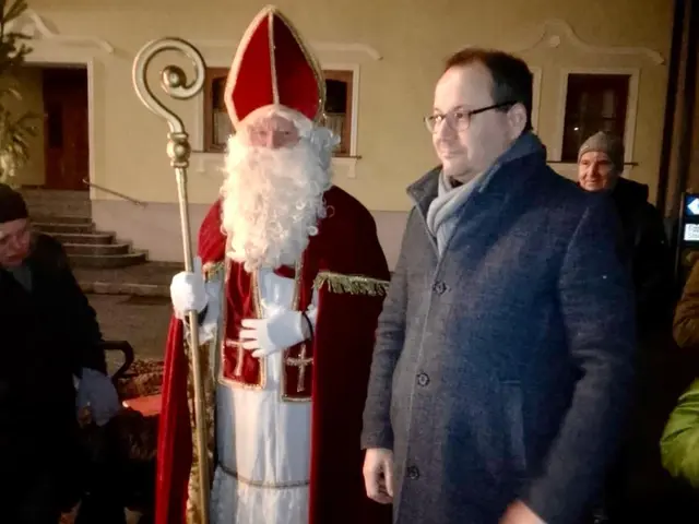 Bürgermeister Christian Krottendorfer (ÖVP) begrüßte den Nikolaus in Röschitz. | Foto: Markus Kahrer