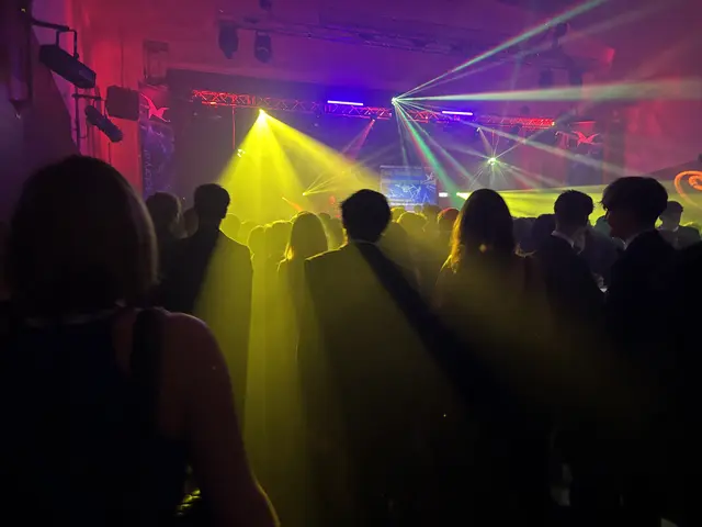 Bereits nach dem zweiten Lied wurde es eng in der Disco. | Foto: MeinBezirk/Cornelia Gassler