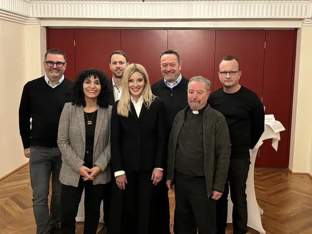 v. l. vorne: Bezirksvorsteherin Alsergrund Saya Ahmad (SPÖ), Billi Thanner, Pfarrer Joseph Farrugia; hinten: Klaus Petraschka (Statik), Matthias Maringer (Lichtprojekt Wien), Martin Sieger der Erzdiözese Wien, Walter Seidl. | Foto: Kevin Gleichweit/MeinBezirk