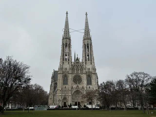 Das Unendlichkeits-Symbol ziert seit Neuem die Spitze der Votivkirche am Alsergrund. Erstmals erleuchten wird sie am 16. Dezember. | Foto: Kevin Gleichweit/MeinBezirk