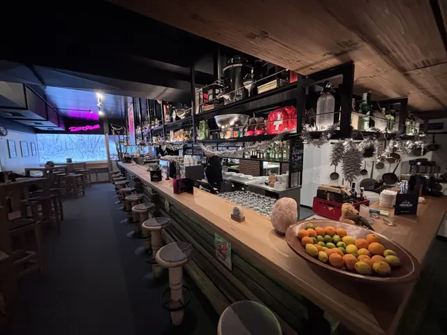 Die neue Bar unter dem Titel "Techtl Mechtl" ist das Prunkstück der Christlum-Alm.  | Foto: Haun
