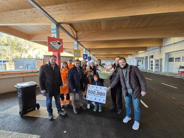 Die 300.000 Einfahrerin war Julia Hilber. Im Bild ist sie mit ihren Kindern, den Bürgermeistern Lukas Peer, Vinzenz Eller und Florian Riedl, den AWZ-Mitarbeitern Andreas Stockhammer (Leiter), Sylvia Haller, Wolfgang Riedl und Anita Primus sowie ATM-GF Alfred Egger zu sehen.
  | Foto: PV Wipptal/Tanja Egg