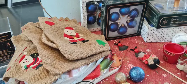 Für den einen nicht mehr passend, ein anderer freut sich darüber. Die zu verschenkende Weihnachtsdeko der Tauschbörse in der Salzburger Stadtbibliothek.  | Foto: sabrina moriggl