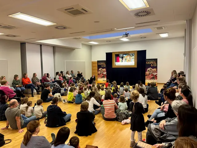 Gemeinsam mit rund 80 Kindern machten sich Kasperl und Sepperl auf eine turbulente Spurensuche. | Foto: Raiffeisenbank Bruck-Carnuntum