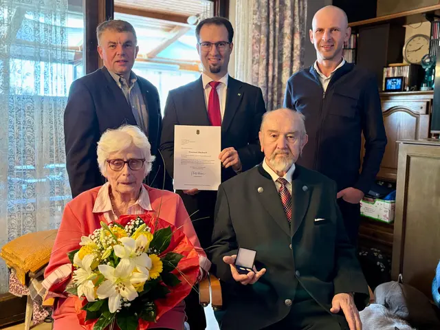 Zur Feier dieses besonderen Jubiläums stellten sich zahlreiche Gratulanten, von Land und Gemeinde, ein. | Foto: Markus Kahrer