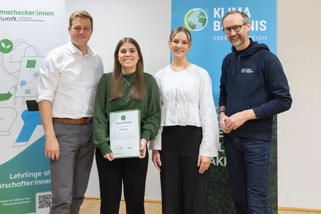 Landesrat Stefan Kaineder (links), Lehrling Marie Feiglstorfer sowie Mitarbeiterin Madlen Peneder (unterstützte das Lehrlings-Projekt) von der Raiba Perg und Klimabündnis-OÖ-Geschäftsführer Norbert Rainer. | Foto: Land OÖ/Charlotte Guggenberger