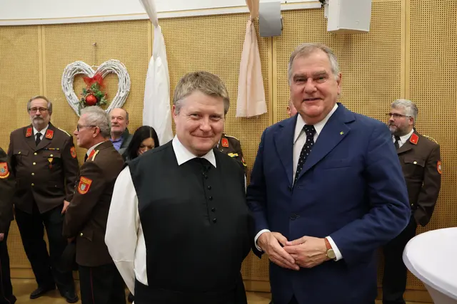 Feuerwehrkurat Pater Michael Weiss und Landtagsabgeordneter Franz Dinhobl (ÖVP). | Foto: Schauer