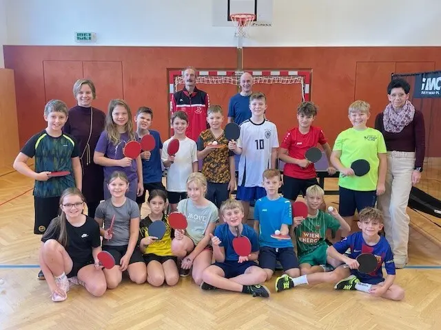 Kinder der 4. Klasse, Lehrerin Michaela Zeilinger, Schulassistentin Eveline Budschedl, Hubert Kickl, Erich Buchinger. | Foto: Regina Trisko