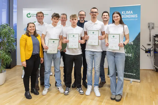 Die ausgezeichneten Lehrlinge der Laakirchen Papier AG. | Foto: Land OÖ/Charlotte Guggenberger