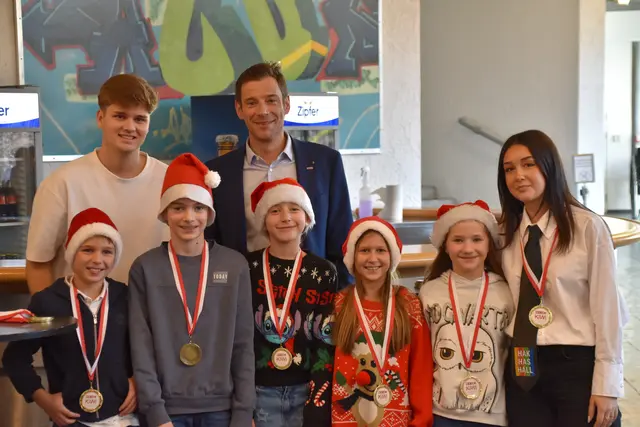 Die besten Unternehmen erhielten eine Medaille. Unterstützt wurden sie von Schülerinnen und Schülern der HAK/HAS Hall. | Foto: Pascal Pali