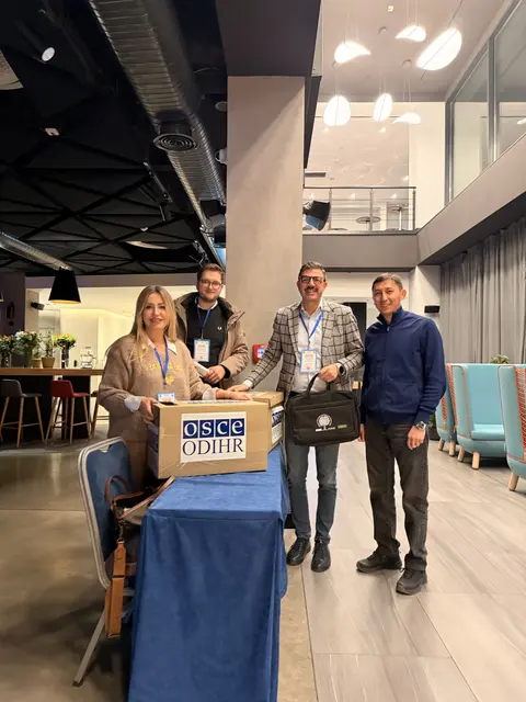 Peterl (Zweiter von re.) und Kollegen bei der Kontrolle im Wahllokal: Die Stimmen müssen stimmen.  | Foto: privat