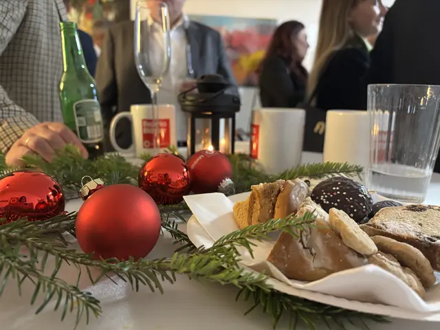 Alkoholfreier Punsch, Kerzenlicht und Weihnachtsstollen sorgten beim Adventumtrunk für gute Stimmung. 
