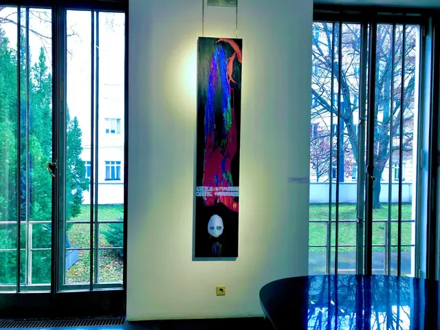 Jedes Fenster wurde im Haus Wittgenstein vom Philosophen Ludwig Wittgenstein persönlich präzise gezeichnet - ein idealer Rahmen für Minna Antovas Bilder, die mit gleicher Präzision archaische Mythen entschlüsseln. | Foto: Minna Antova