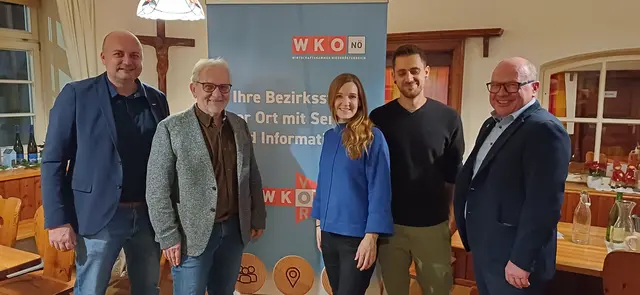 WK-Bezirksstellenleiter Alexander Vogl, Karl Zwickl, Julia Zwickl, Fabian Ohrfandl und WIFI-Regionalmanager Waldviertel Leopold Streicher (v.l.) | Foto: Barbara Baldreich