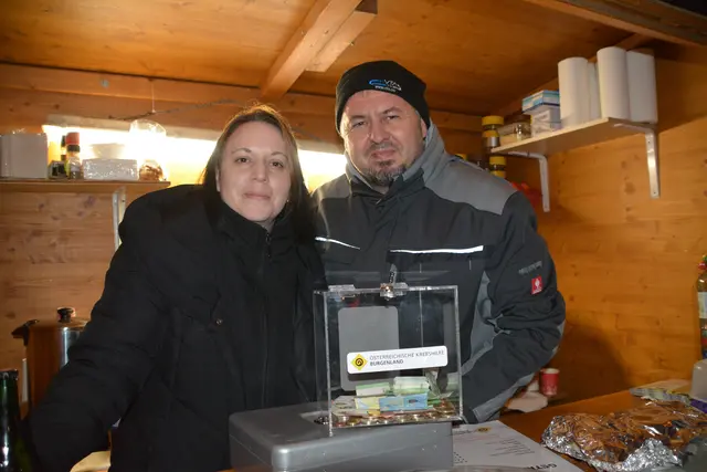 Für den guten Zweck: Der Verschönerungsverein Lackenbach schenkte Glühwein aus, dessen Reinerlös der Krebshilfe Burgenland zugutekommt. | Foto: Rosenberger Victoria